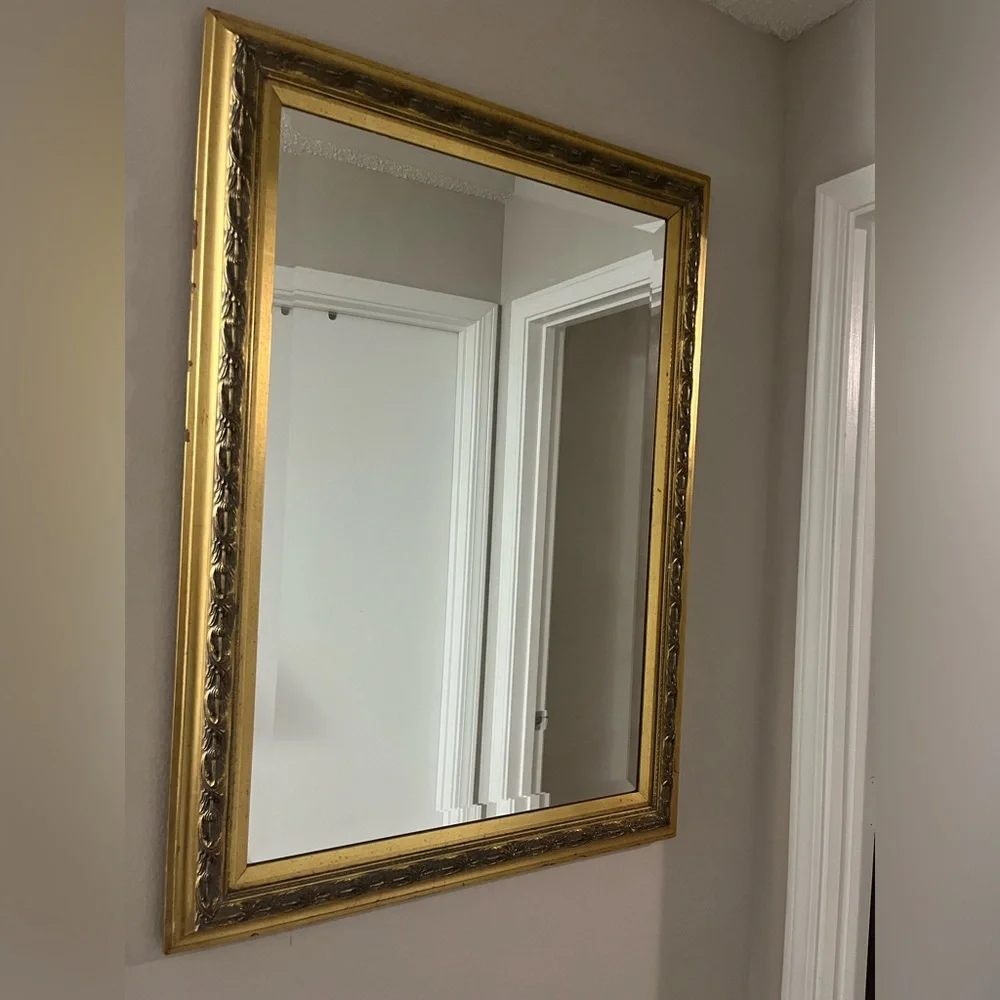 Elegant 40” x 30” Wall Mirror – Perfect for Any Space